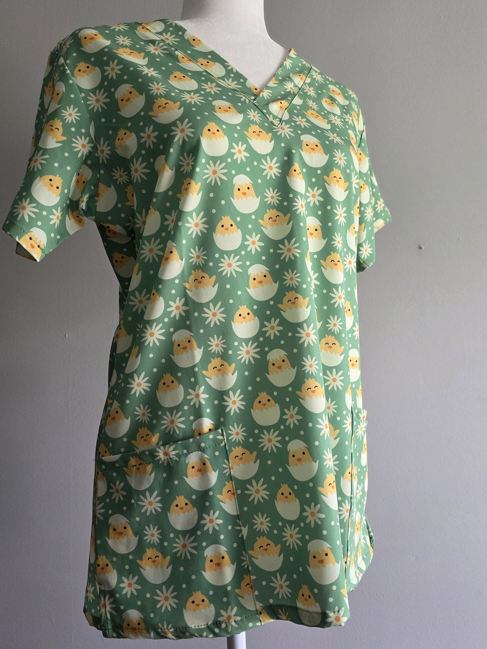 Revel Scrubs Bobby Crackin' Cute Chick Print Scrub Top Size Medium NWT Easter